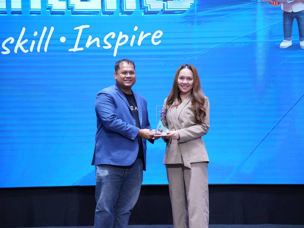 ตัวแทนเอ พลัสขึ้นรับรางวัล PEAK Specialist บนเวที